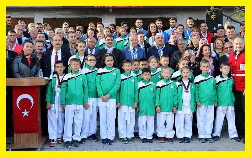 Bakırça Spor Salonu Düzenlenen Törenle Hizmete Açıldı